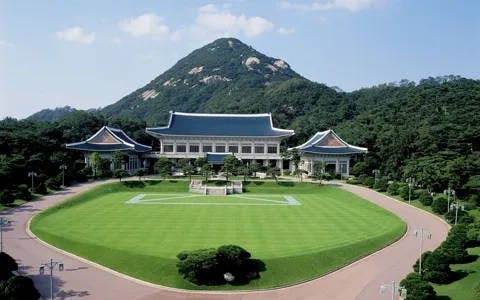 Plan your visit to Cheong Wa Dae (Blue House Korea) with our guide. Check the opening hours and learn how to book your tour.