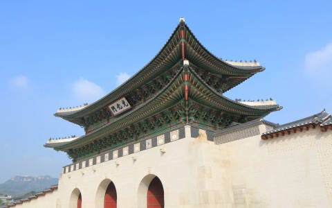 Explore the meaning of Gwanghwamun Square, the statues of King Sejong and Admiral Yi Sun-sin, and Gyeongbokgung Palace's royal guard changing ceremony.